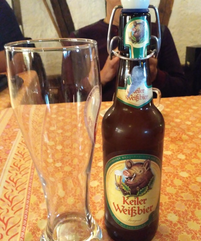 Пивоварня из городка Фиерет-Трунштадт в Германии раздает 10 000 литров пива.