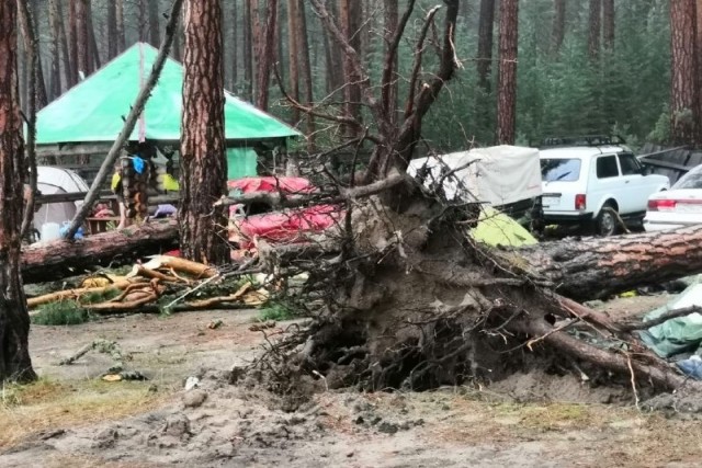 Завалило палаточный городок