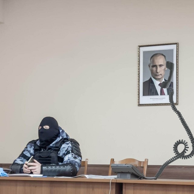 Фотожабы: омоновец на фоне Путина