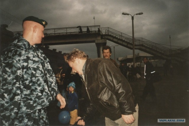 Американец вернулся с войны.