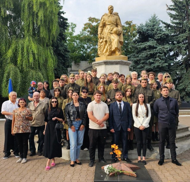 Жители Бельц вышли сегодня к Мемориалу воинской славы и легендарному «Танку»