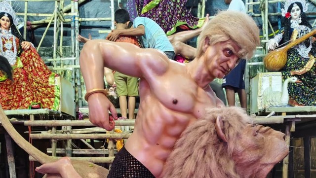 В Индии на фестивале сделали статую "Трампа-демона", которого убивает богиня