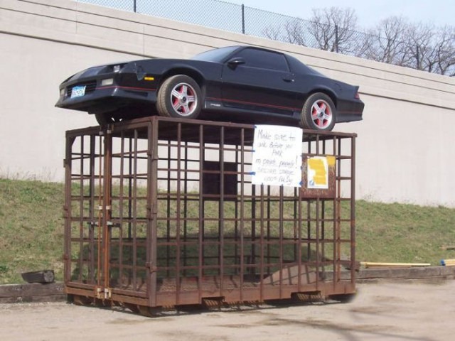 Мусорщик огородил баками автохама