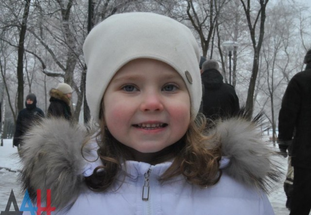 На Аллее ангелов в Донецке почтили память детей