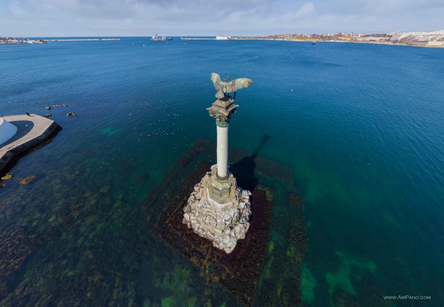 Памятник затопленным кораблям: колдовство и реальность