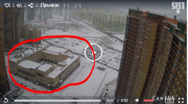 В Мурине мужчина прыгнул с парашютом с крыши многоэтажного здания.