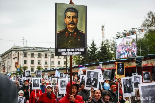 Кто поглумился над "Бессмертным полком" в России?