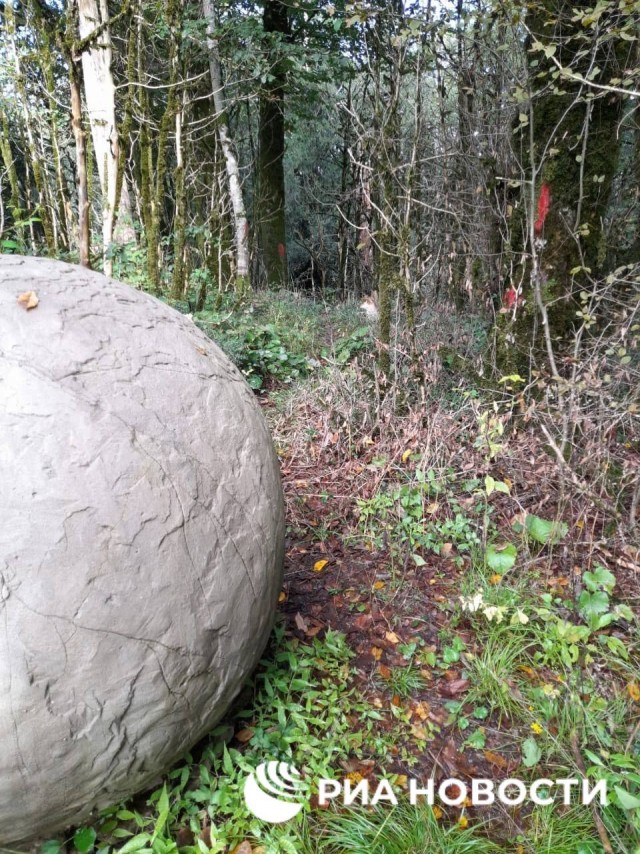 Очень странные шары: в лесах Сочи жители обнаружили огромные металлические сферы