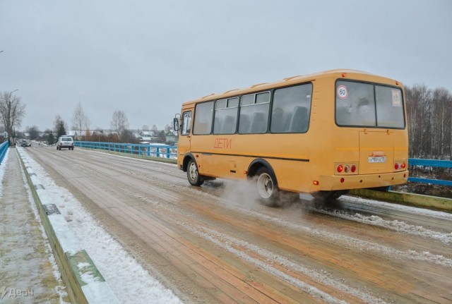 Позор дня: так выглядит дорога к отремонтированному мосту через реку Кичменьга в Вологодской области