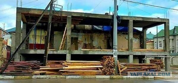 «Замуровал» несговорчивую. Депутат в Дербенте построил ТЦ вокруг квартиры