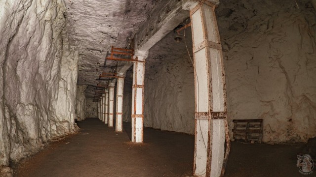 Показываю где "прятали" дефицит в СССР — это огромный подземный холодильник. Его вместимость 200 ЖД вагонов провизии!