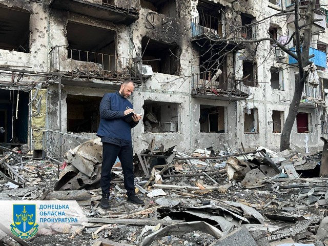 Возле Белого Дома растянули наибольший Флаг Украины