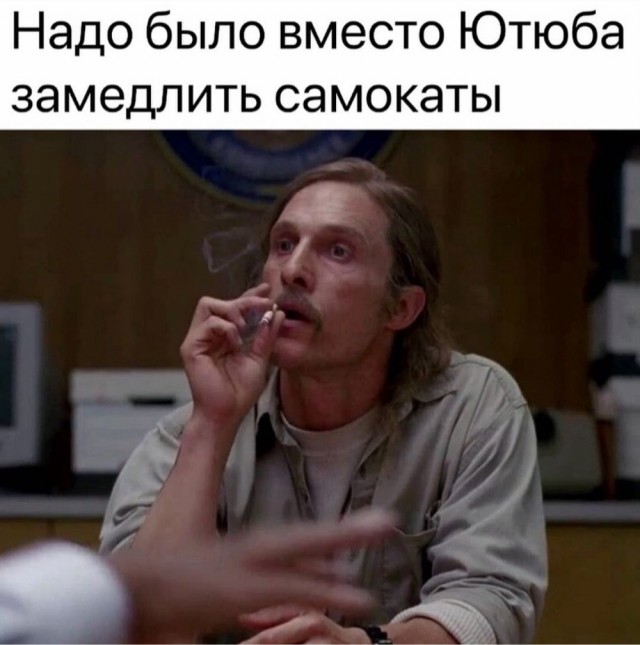 В Питере двое пьяных парней на мопеде врезались в дорогой автомобиль, поцарапав его, и скрылись с места ДТП