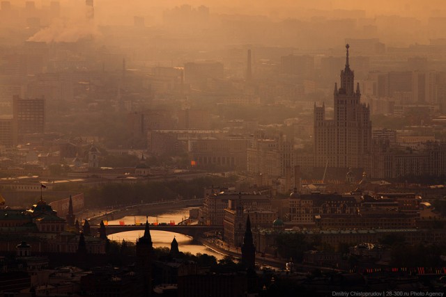 Необычный рассвет над Москвой