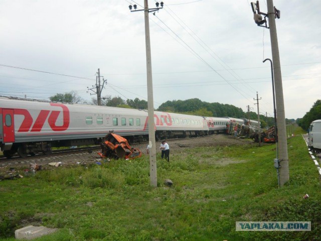 Пассажирский поезд столкнулся с камазом