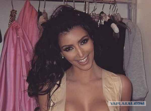 Как Ким Кардашьян подклеивает себе грудь упаковочным скотчем