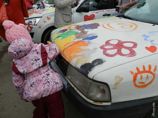 Взрыв эмоций. Дети с онкологией в Рязани разрисовали машины добровольцев