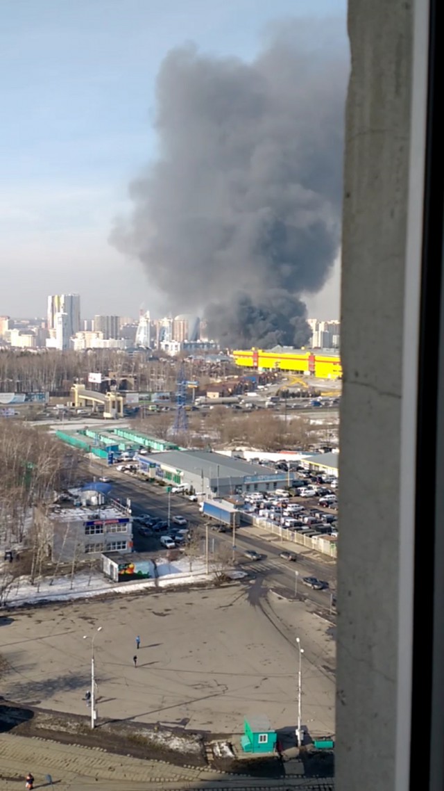Масштабный пожар в Москве: горит торговый центр