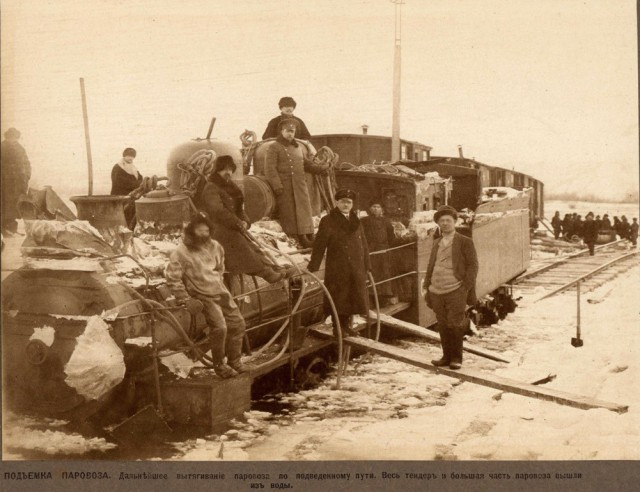 1911. Извлечение затонувшего паровоза на реке Зее