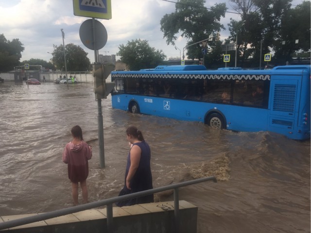 На Москву снова обрушился сильный ливень с градом