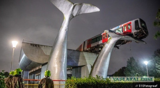 В Нидерландах скульптура спасла поезд метро от падения в воду