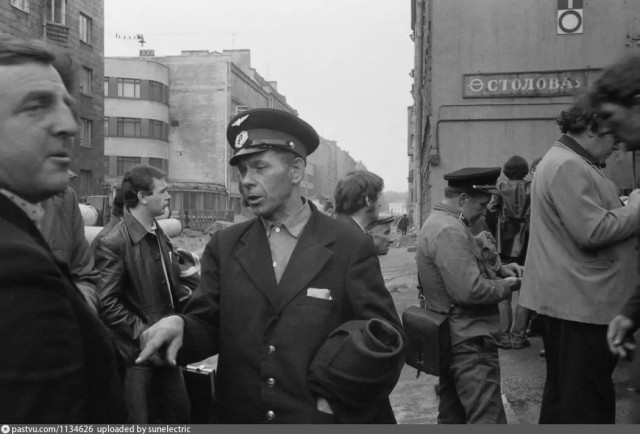 Почему этот любитель пива стоит сразу с двумя кружками в руках? 1980–е