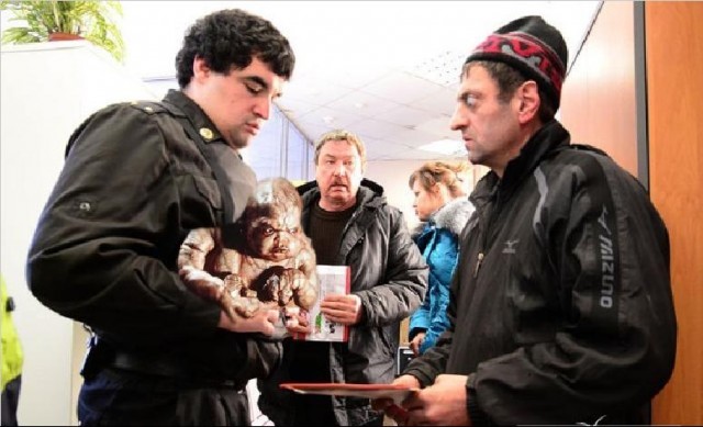 Фотожаба: Приставы и страховщики.