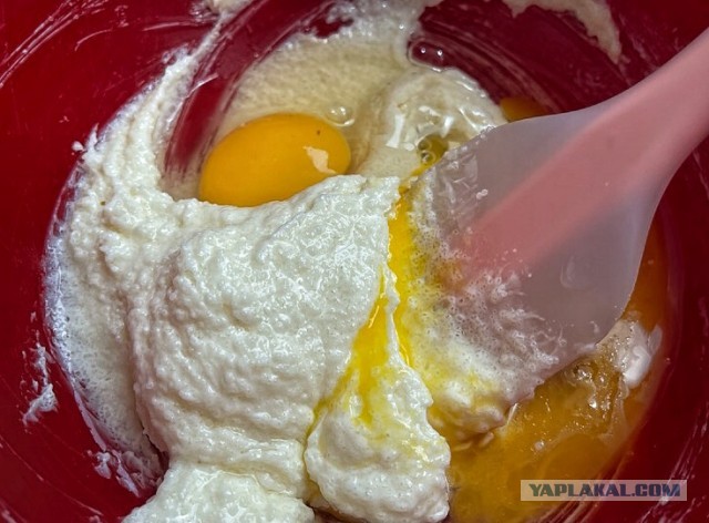 Быстро-вкусно: пирог на сметане с персиками