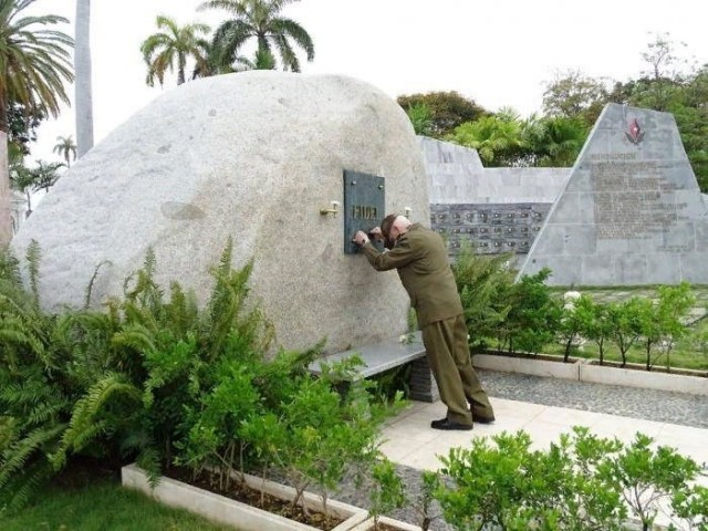 У могилы Фиделя Кастро