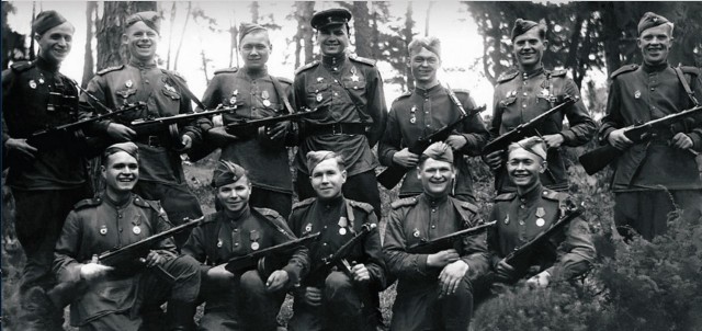 Фотографии связанных с историей Красной и Советской Армии.