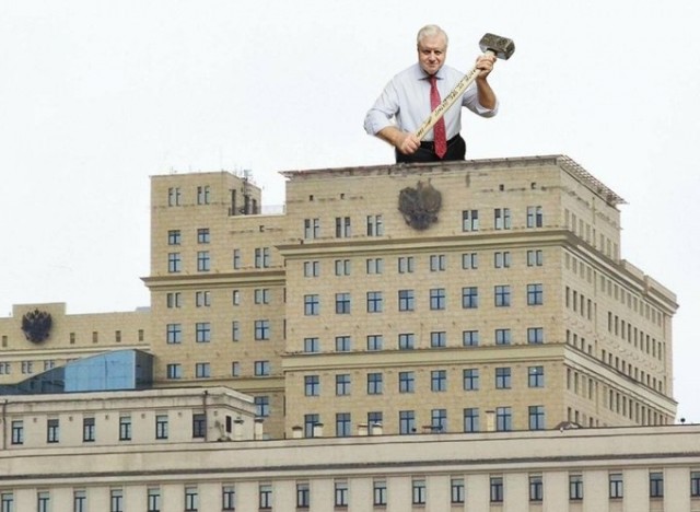 Депутат Миронов похвастался подаренной Пригожиным скандальной Кувалдой.