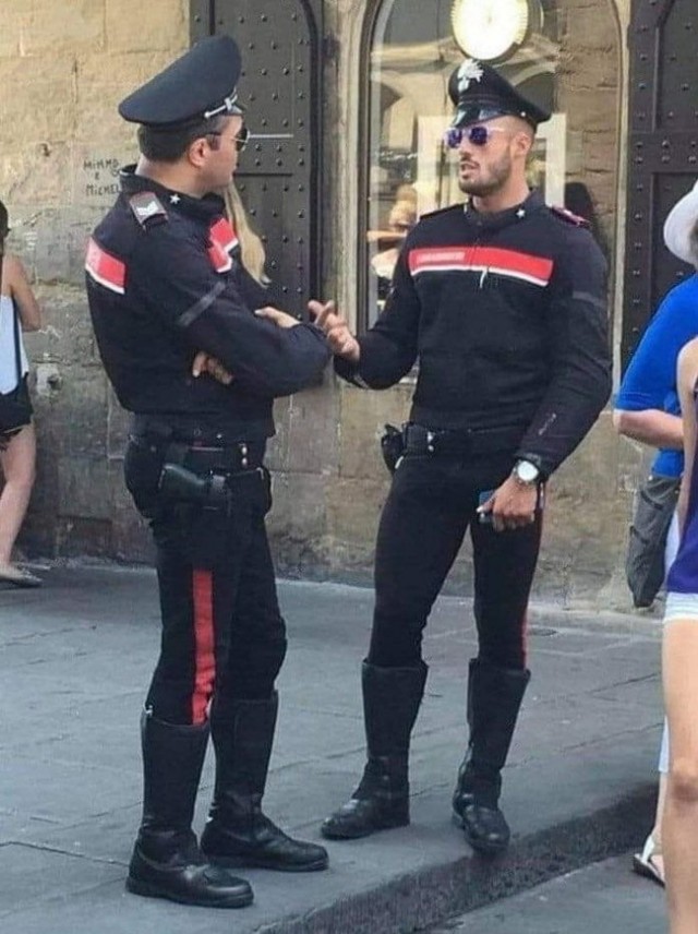 Итальянские полицейские выглядят как нацисты геи из будущего