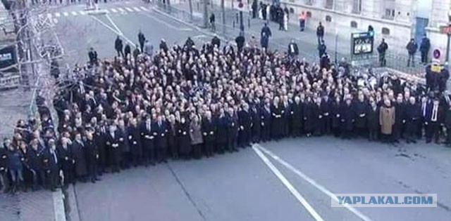 СМИ назвали шествие политиков и жителей Парижа