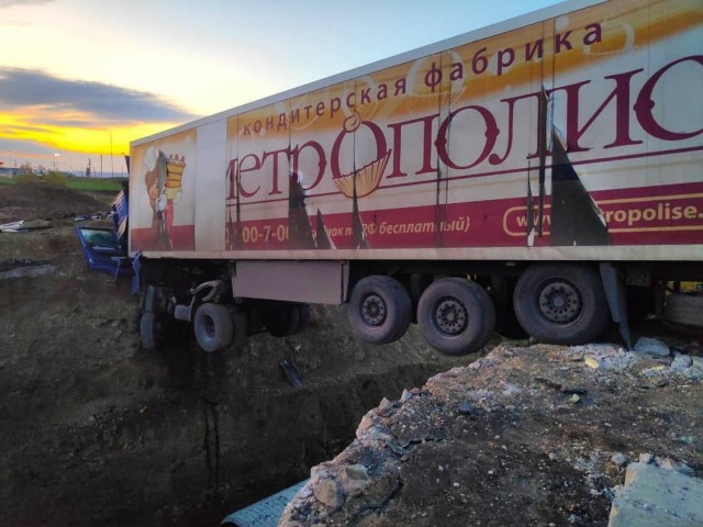 В Татарстане фура перелетела через котлован и врезалась в откос моста: водитель грузовика MAN погиб