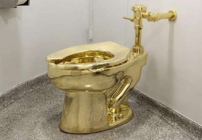 Я ем из золотых блюд, пью из хрустальных чаш