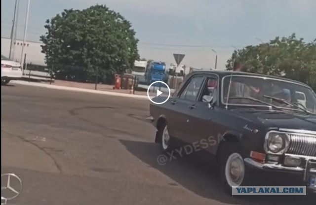 Плечевые не поделили турка на трассе