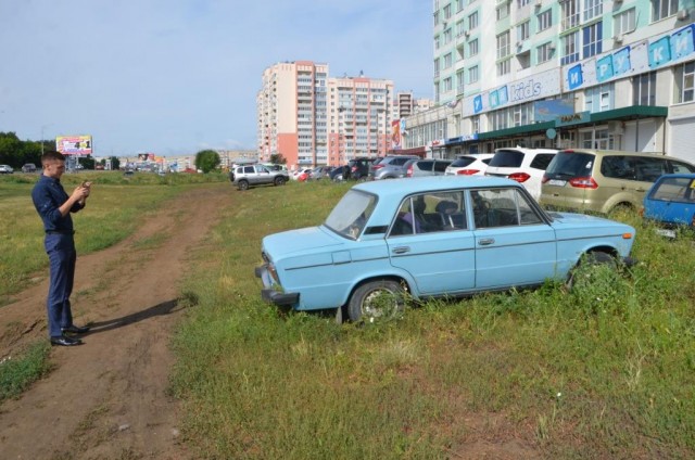 Припарковался на пешеходной дороге? Получай трубой по машине