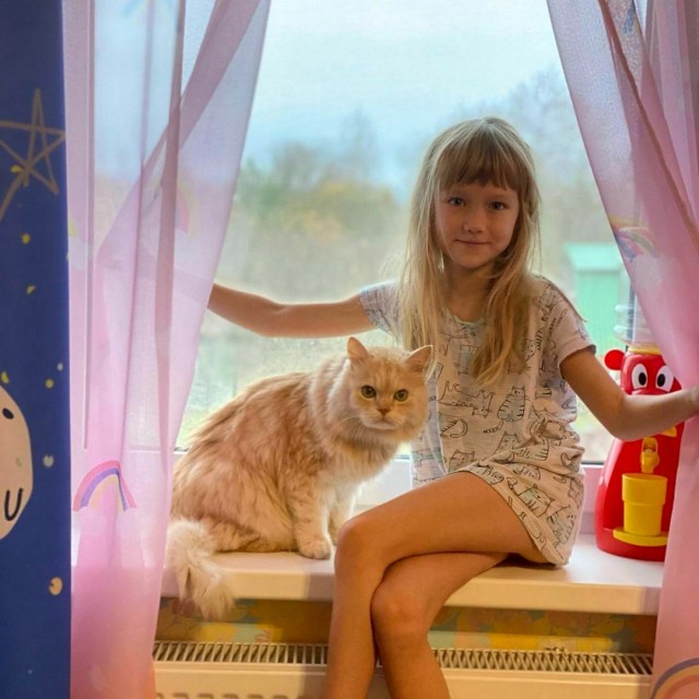 Девочка с маленьким котиком