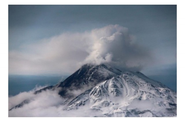 На Камчатке началось извержение вулкана Безымянный