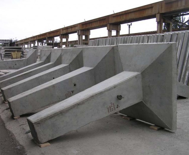 Кадры установки второй временной опоры ЛЭП с помощью вертолёта под Мурманском.