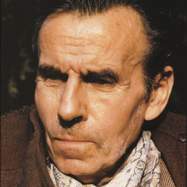 66-летний поклонник годами преследовал молодую 31-летнюю учительницу, а потом подал на неё в суд