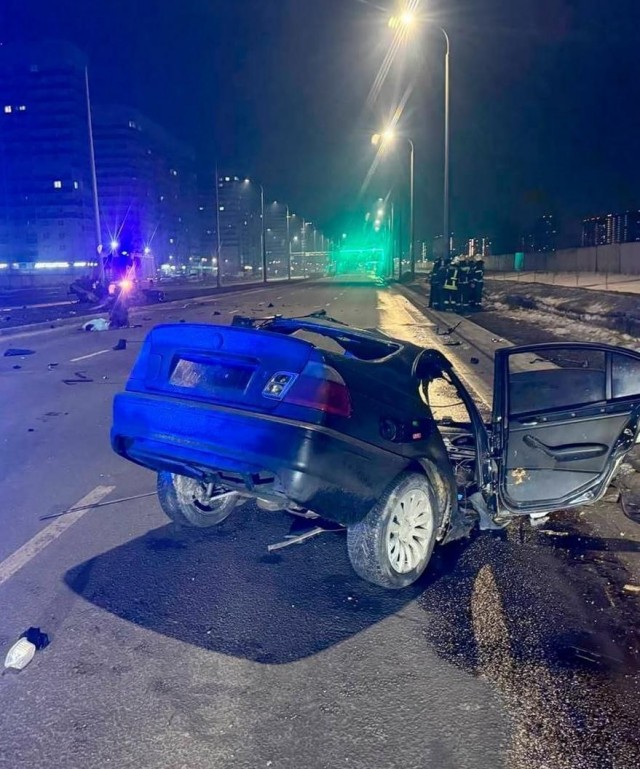 В Оренбурге BMW разорвало о столб: погиб пассажир