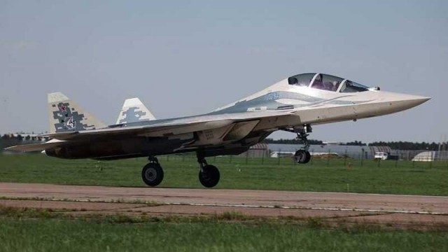 ОАК впервые подняла в воздух двухместный Су-57