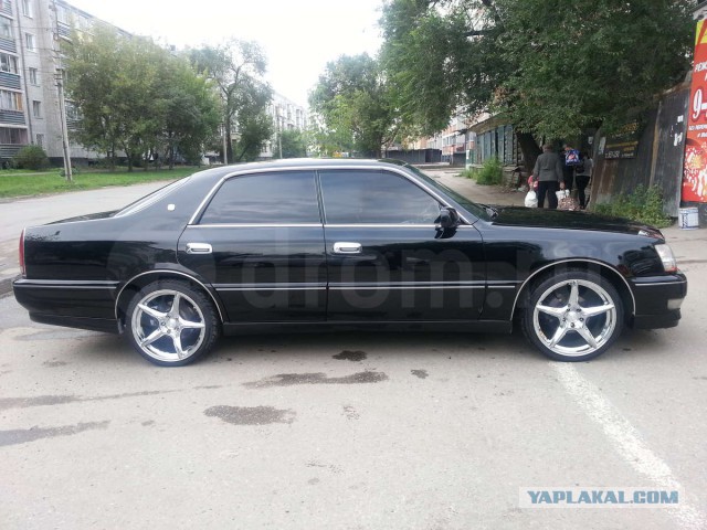 Леворульная Toyota Crown - специально для Китая.