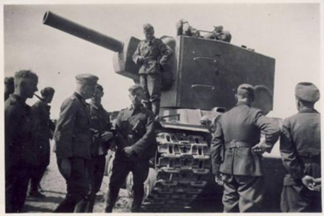 «Тяжелый штурмовой танк КВ-2»