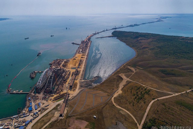 Строители завершили уникальную операцию по установке арок Крымского моста