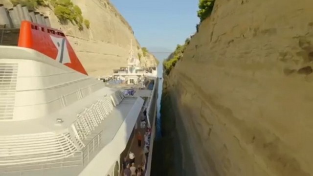 Впечатляющие кадры: огромное круизное судно протискивается по узкому каналу в Греции