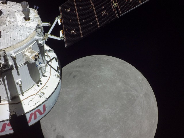 Космическая капсула НАСА «Орион» достигла Луны — впервые за 50 лет