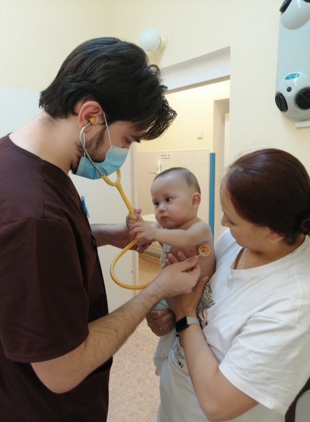 Что в этом году? Да мелкий мой (который с бородой) детей лечит