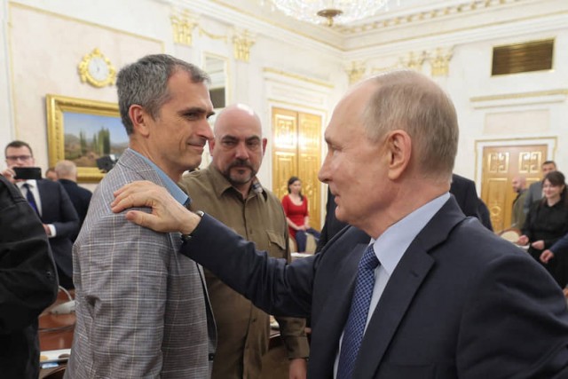 Прямо сейчас Путин в Дербенте вышел к сотням людей